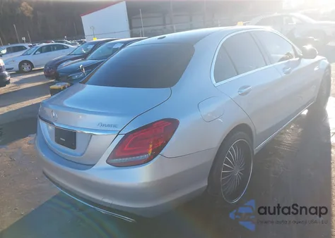 2019 Mercedes-Benz C 300 4Matic z USA, uszkodzony, nr VIN 55SWF8EB9KU300317